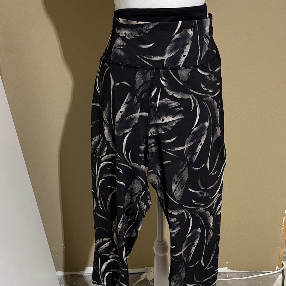 Stylish Black and Gray Feather Print Woman’s Workout Pant